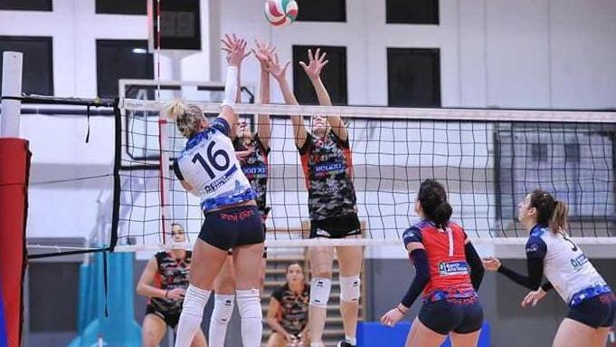 Un'azione d'attacco delle ragazze del Blu Volley Quarrata