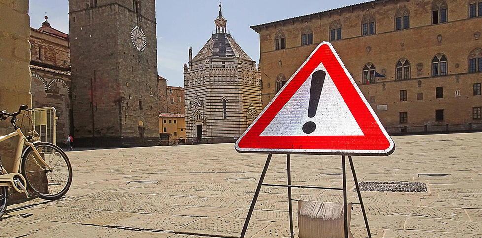 Cartelli di pericolo in piazza Duomo a Pistoia (Foto Gori)