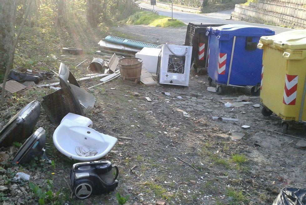 Discariche vicino ai cassonetti È caos rifiuti nelle frazioni