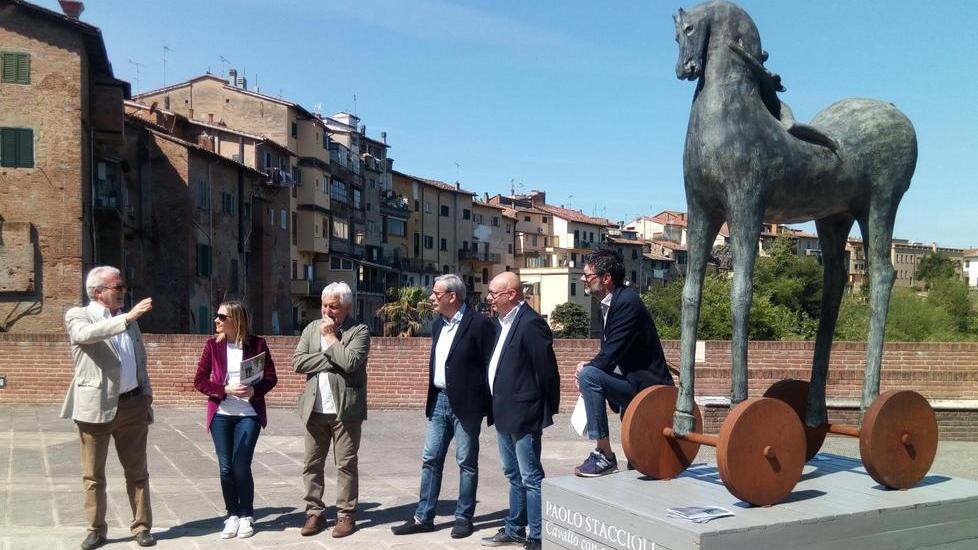“Cavallo con angelo” di Paolo Staccioli nel centro storico
