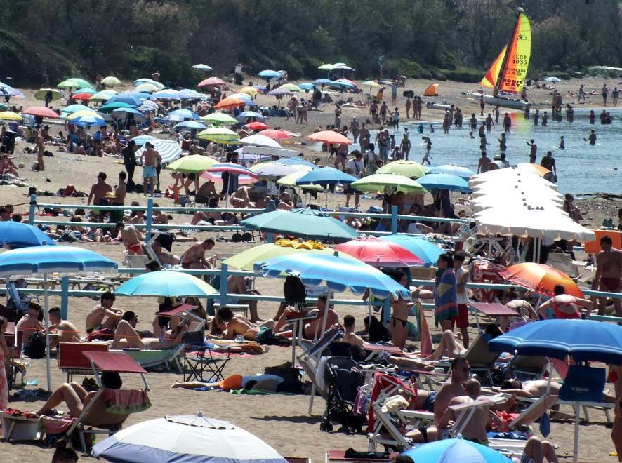 Baratti, un prato di rifiuti 