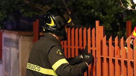 Incendio brucia la casa, la famiglia rimane senza un tetto