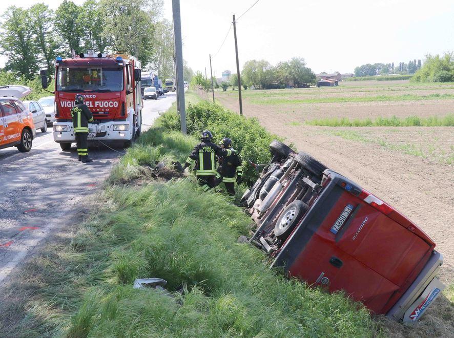 Furgone nel fosso tre feriti e paura vicino a Porotto 