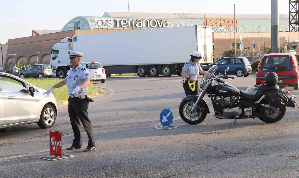 Auto e moto si scontrano, un uomo finisce all’ospedale 