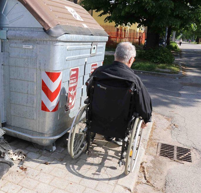 La denuncia di un disabile: troppe barriere, non vivo 