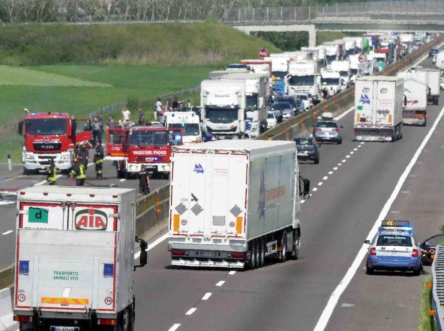 Una bisarca prende fuoco caos e disagi in autostrada 
