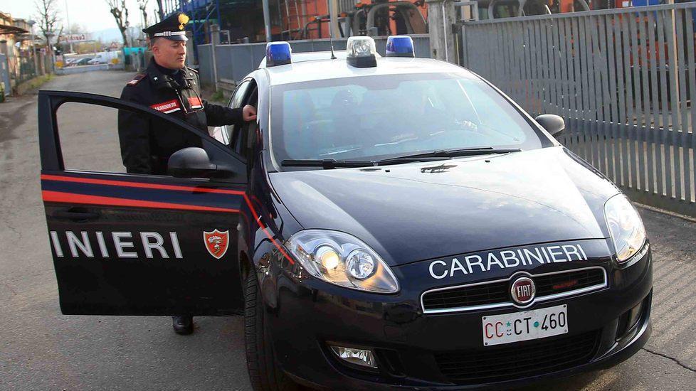 Aggredisce il rivale a bottigliate in faccia
