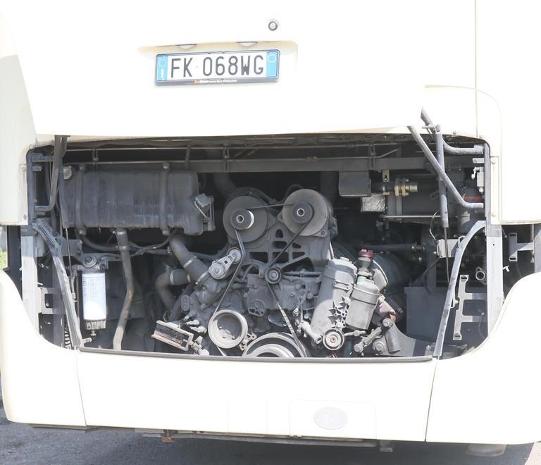 La Grissin Bon appiedata Rubato il motore al bus 
