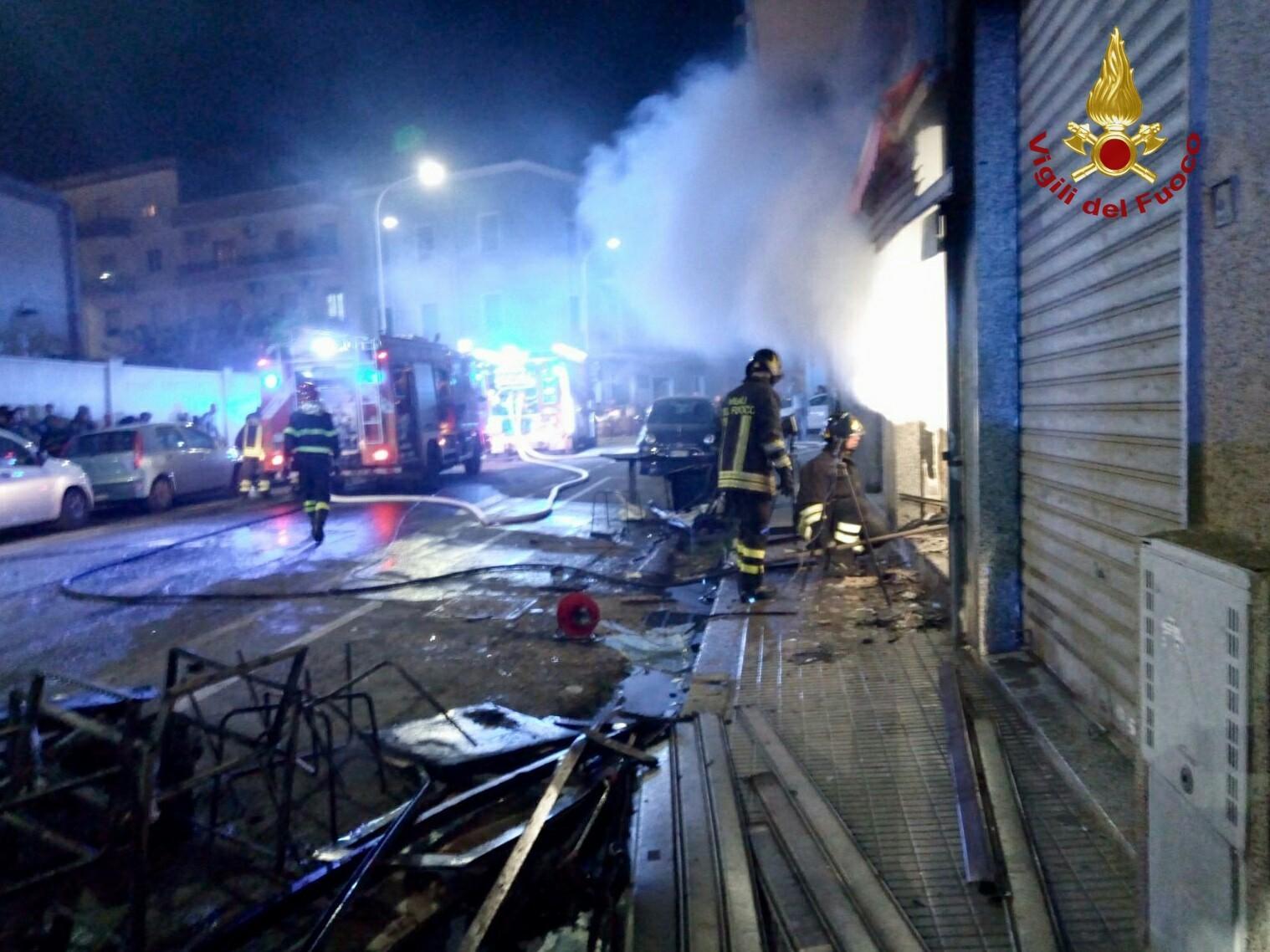 I vigili del fuoco al lavoro in via Timavo a Cagliari