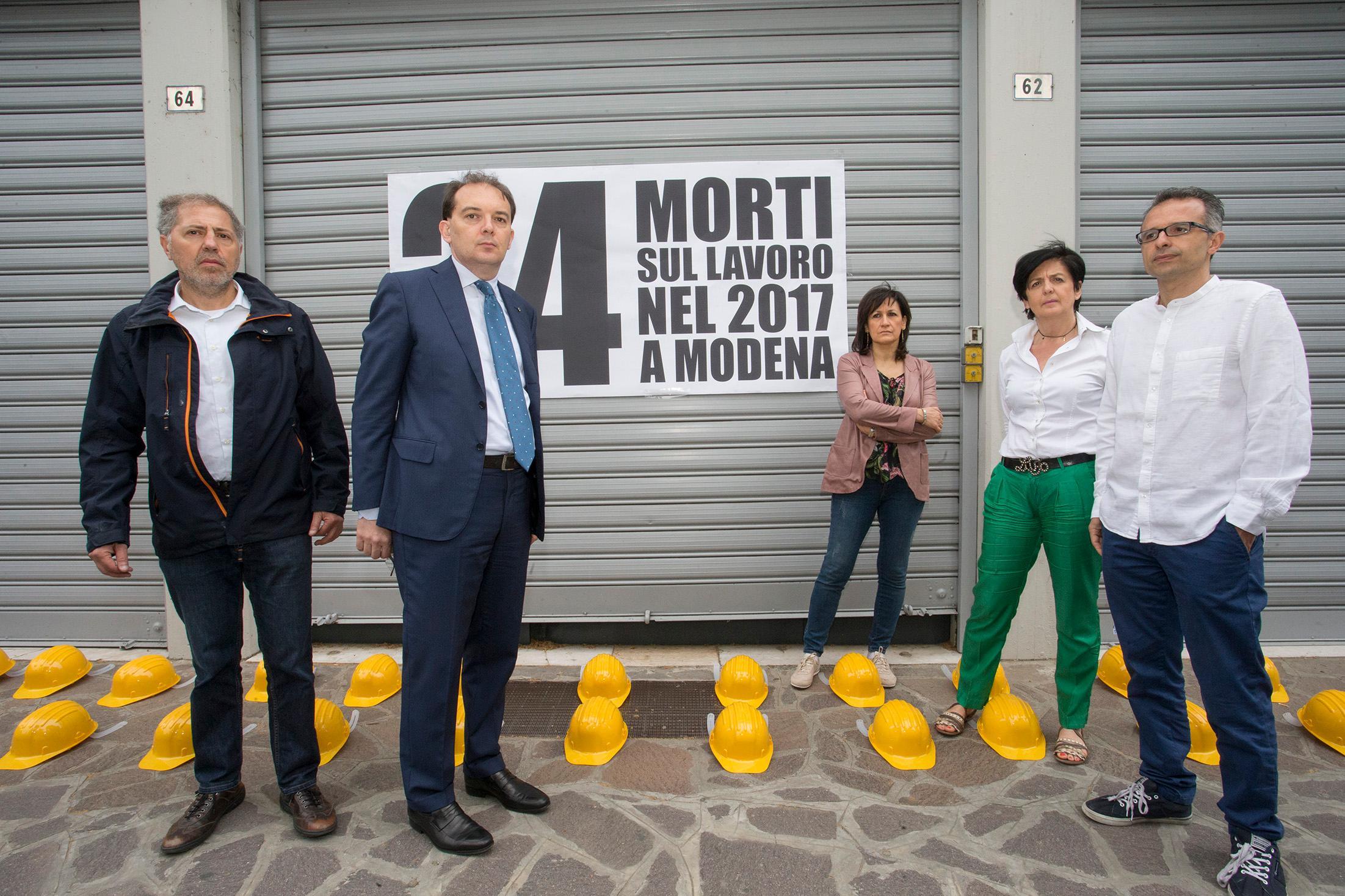 I caschetti gialli davanti alla sede Inas Cisl con responsabili del sindacato e del patronato 