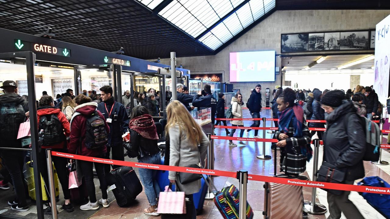 Passeggeri in coda alla stazione di Santa Maria Novella (foto d'archivio)