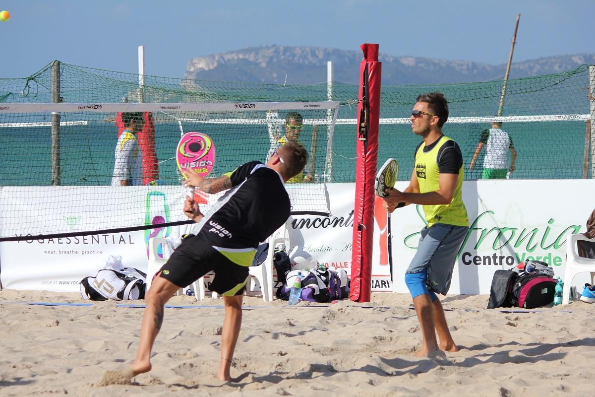 Beach tennis sulla spiaggia cdel Poetto