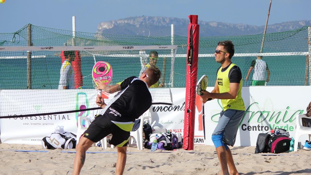 Beach tennis sulla spiaggia cdel Poetto