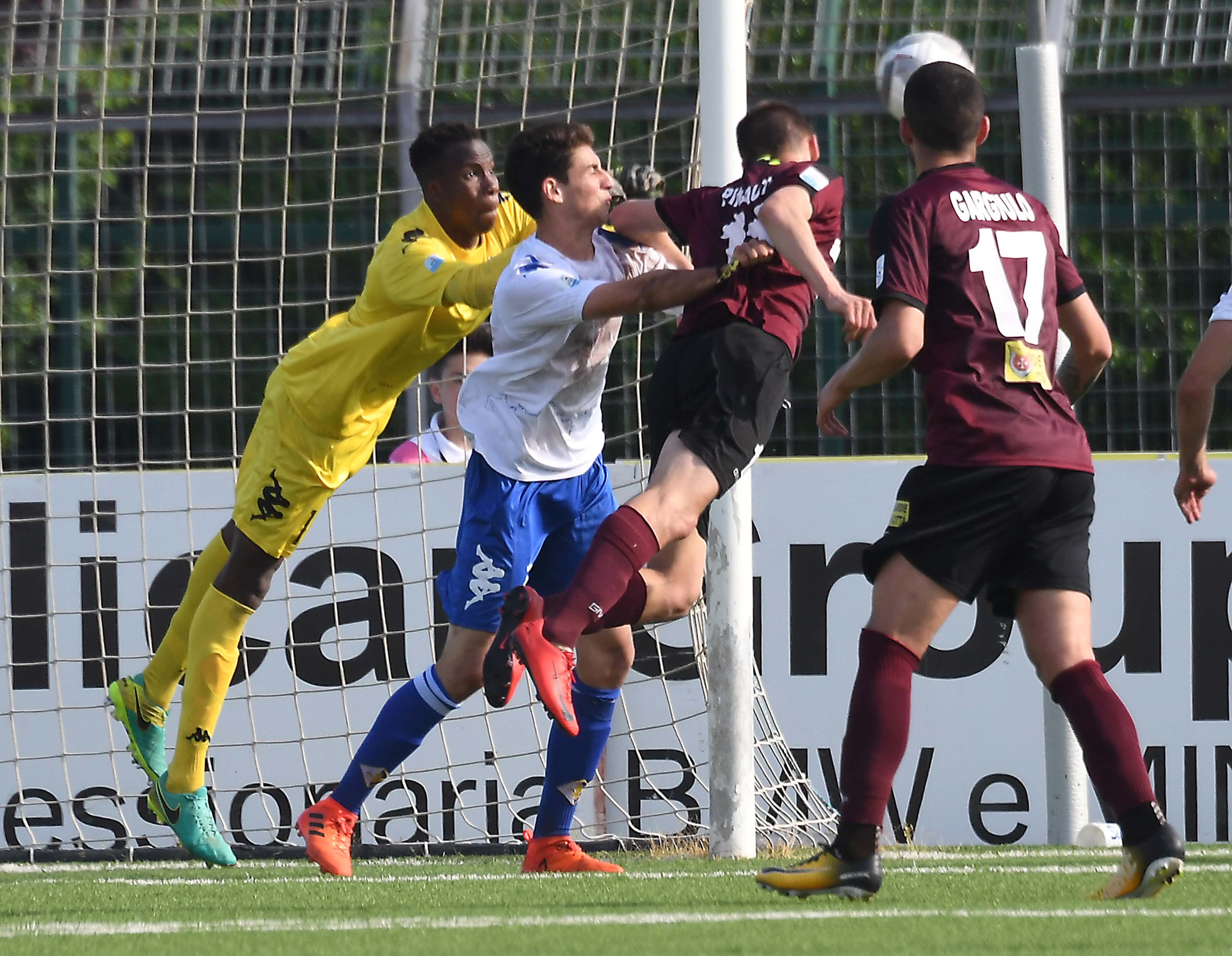 Un'azione del match Prato-Pontedera (foto Silvi)