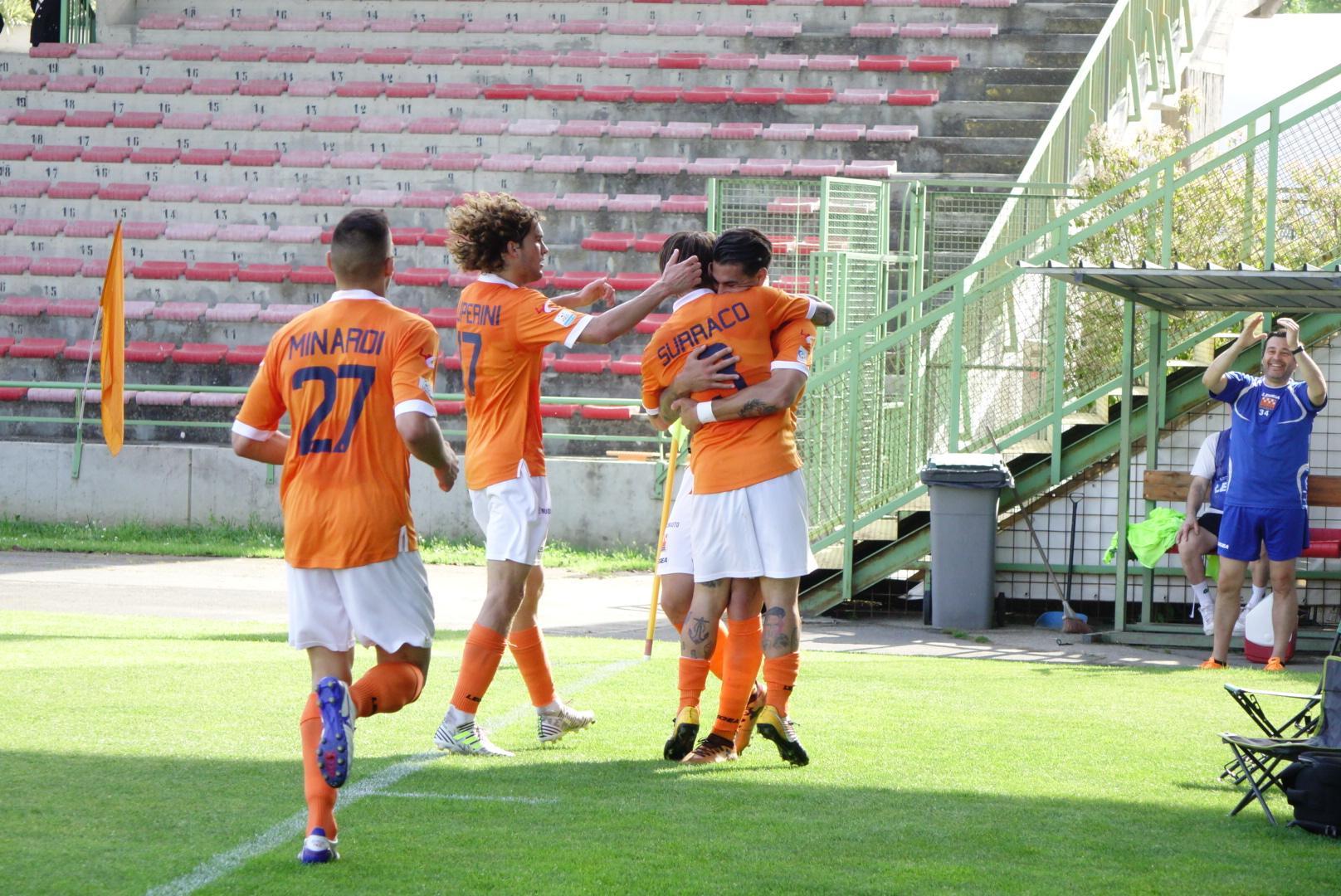 L'esultanza dei giocatori arancioni dopo il gol di Ferrari (foto Gori)