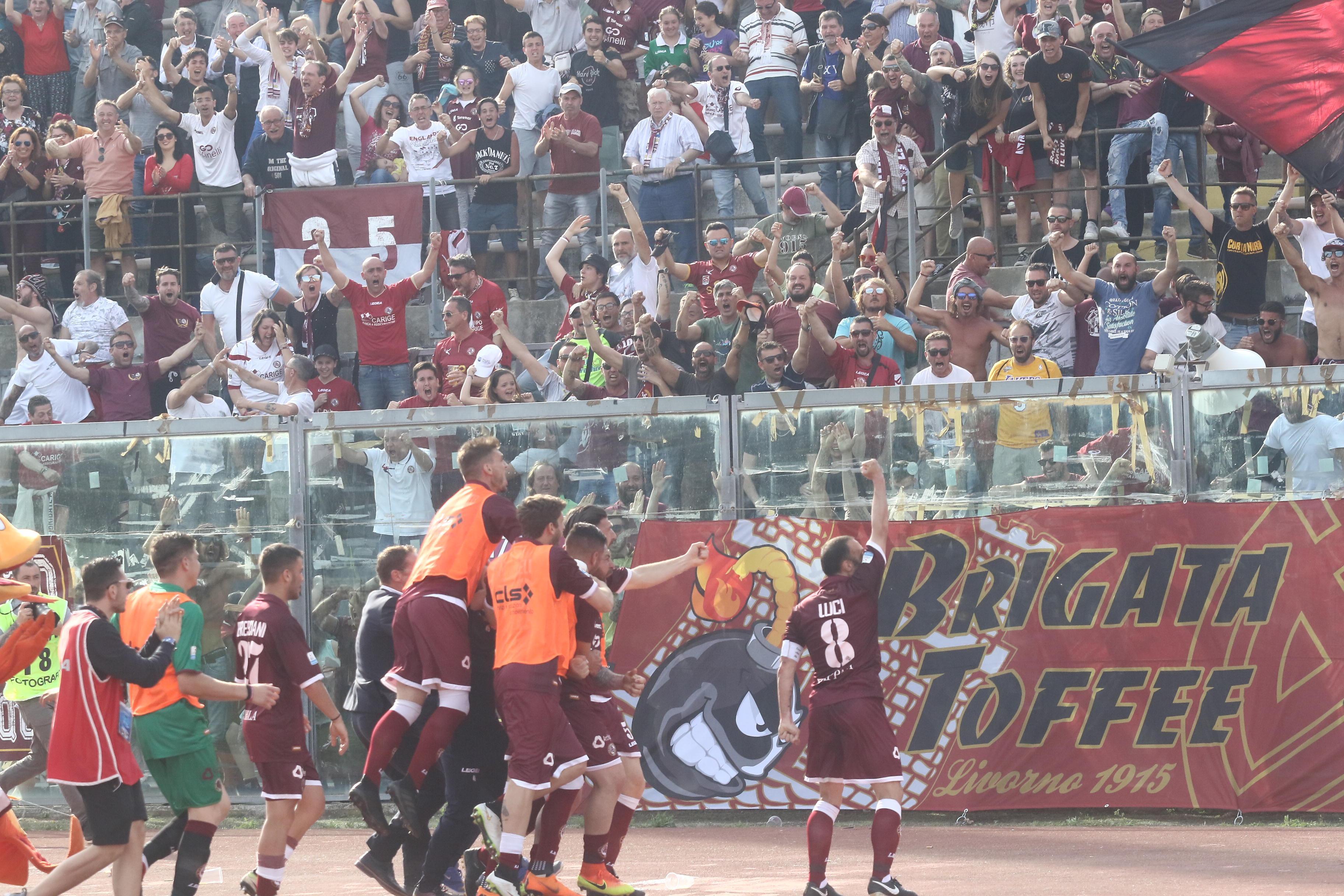 L'esultanza sotto la curva dopo il gol di Vantaggiato