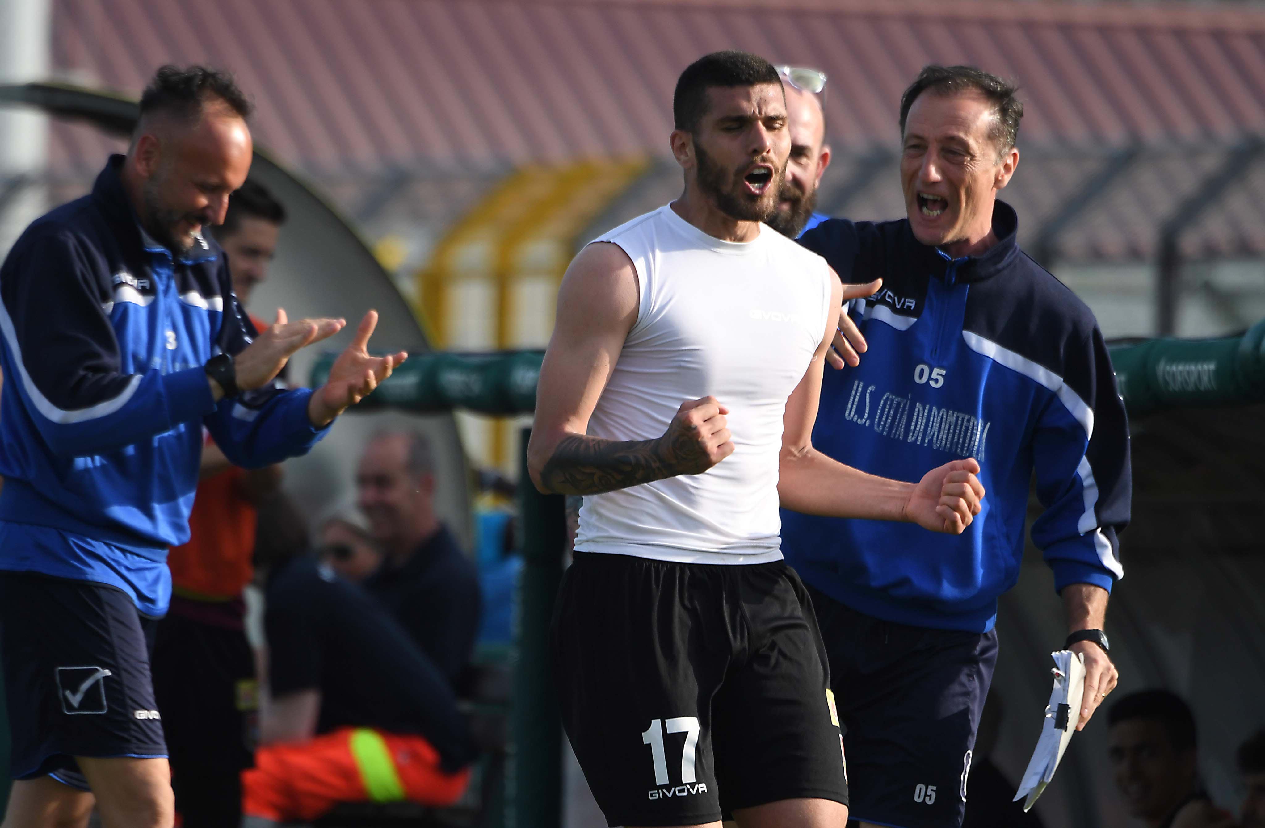 L'esultanza del pontederese Gargiulo dopo il gol del 2-0 (Foto Franco Silvi)