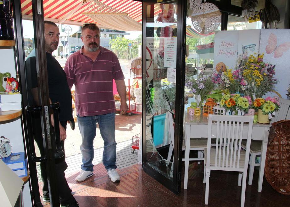 Spaccano la porta e rubano la cassa al Maxibazar