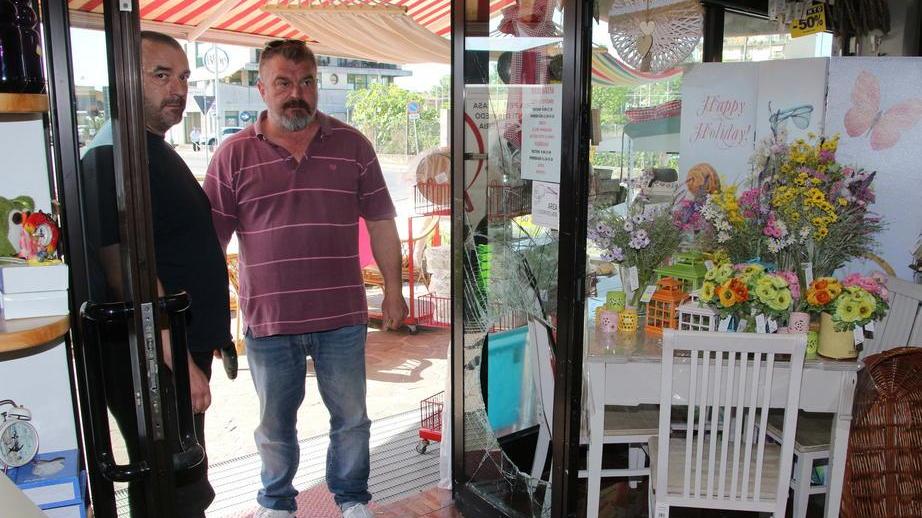 Spaccano la porta e rubano la cassa al Maxibazar