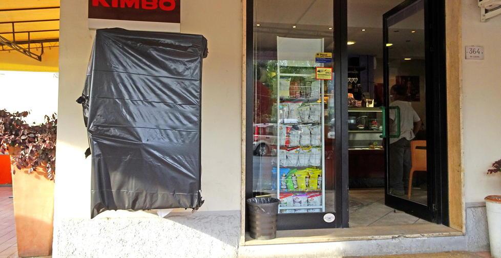 Il distributore scassinato davanti il bar Santonuovo (foto Gori)