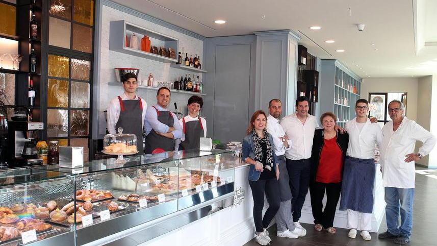 Lo staff di Cialde Desideri all’interno del nuovo locale vicino al Palaterme (Foto Nucci)