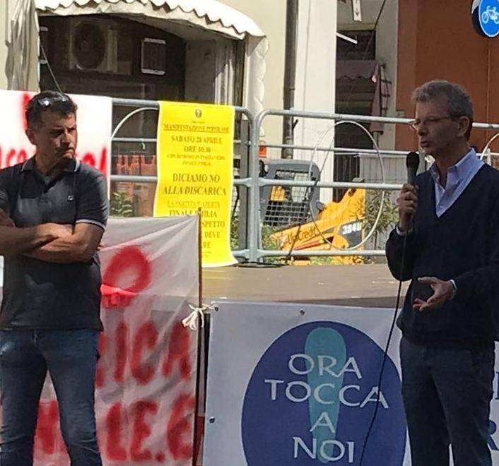 Finale, l’urlo dei 200 contro la maxi discarica 