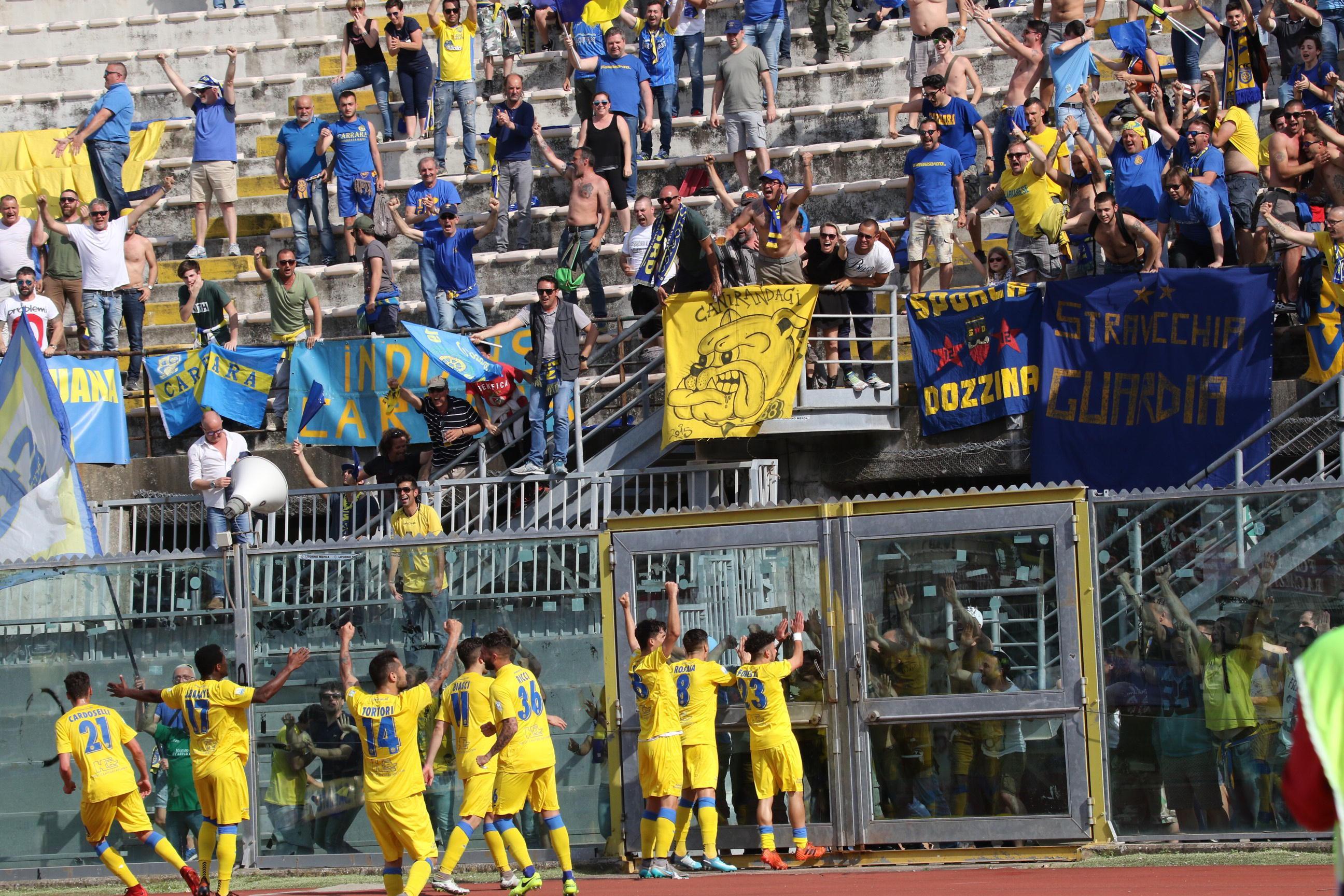 Gran festa dopo il monentaneo 0-1 sotto la curva dei tifosi azzurri a Livorno