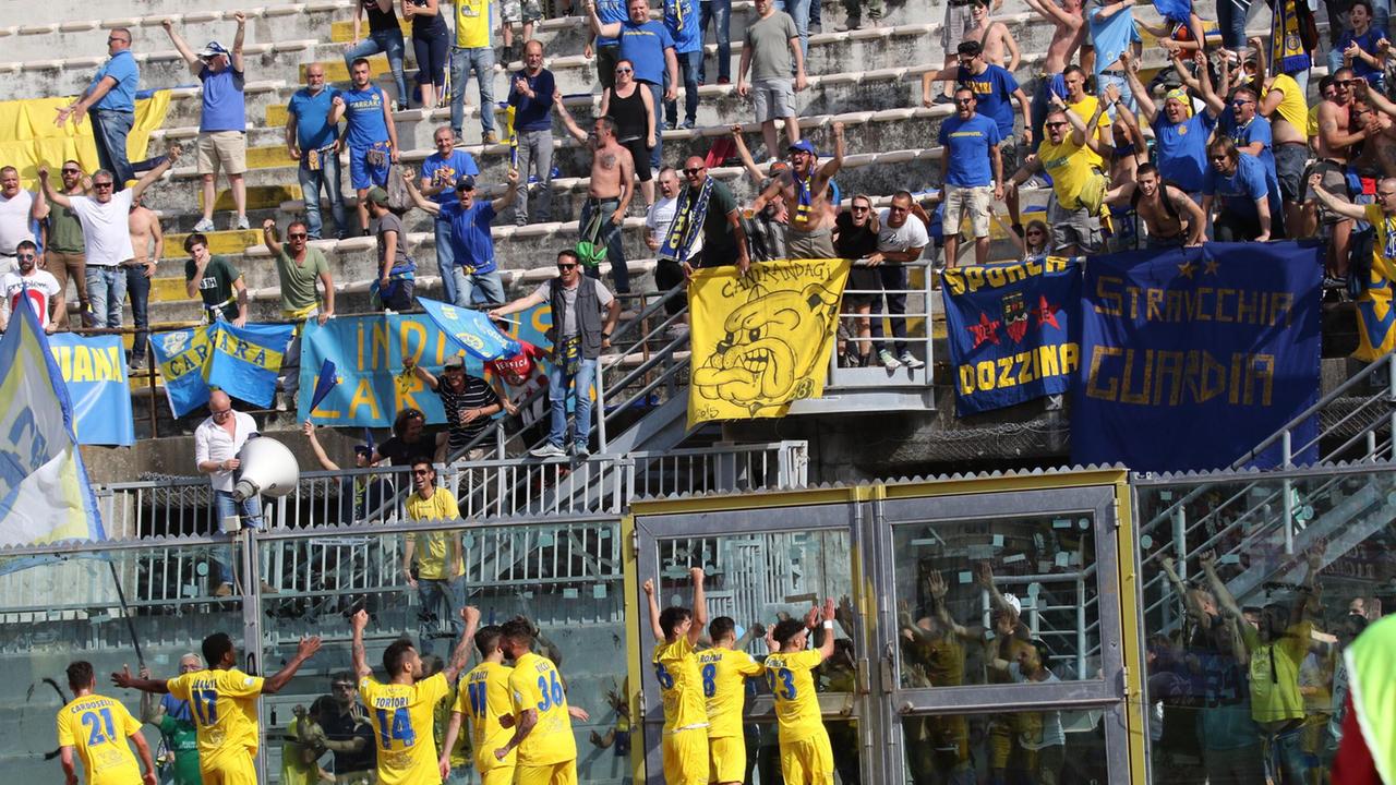 Gran festa dopo il monentaneo 0-1 sotto la curva dei tifosi azzurri a Livorno