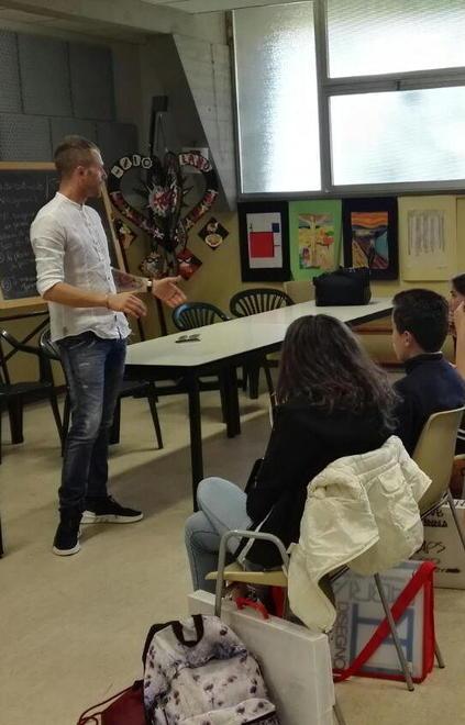 Chef Rugiati fa lezione ai ragazzi 