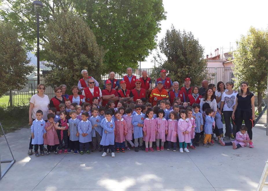I pompieri fanno lezione ai bambini