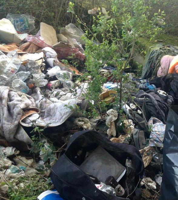 Abiti per i più bisognosi abbandonati nel bosco