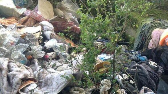 Abiti per i più bisognosi abbandonati nel bosco