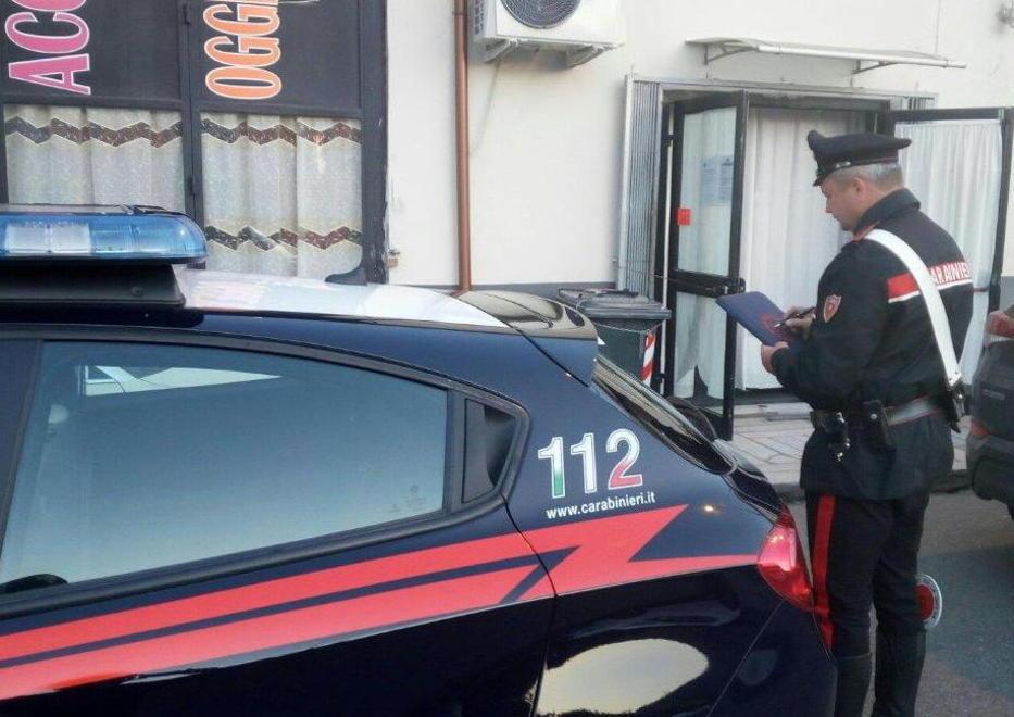 Al circolo giocano a tombola, lui danneggia le auto in sosta
