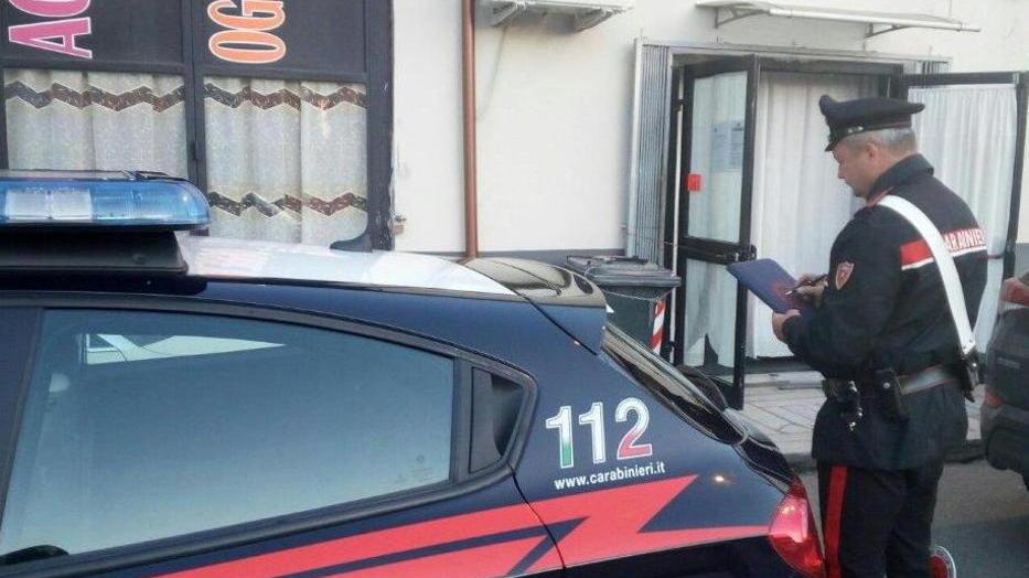 Al circolo giocano a tombola, lui danneggia le auto in sosta