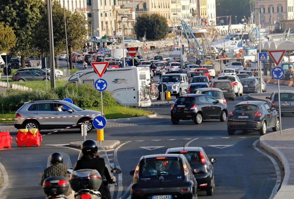 Ponte Santa Trinita chiuso a metà e traffico in tilt