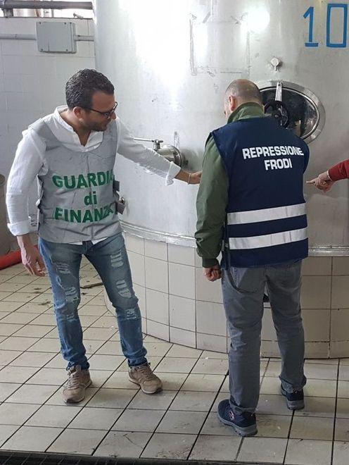 Alteravano il vino e l’aceto balsamico con zucchero illegale 