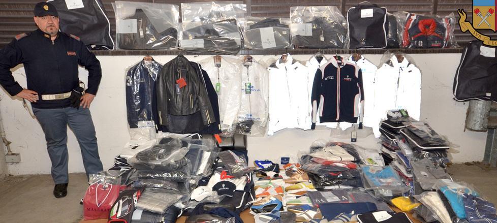 Guardia giurata rubava vestiti e gadget Maserati 