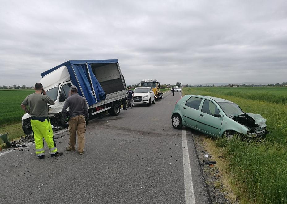 Auto contro furgone, ferito un 30enne