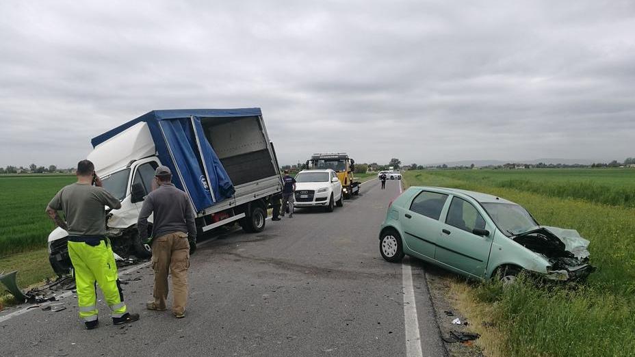 Auto contro furgone, ferito un 30enne