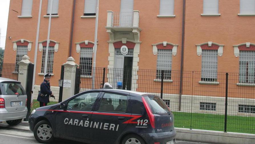 Picchia l’ex moglie e il rivale, arrestato