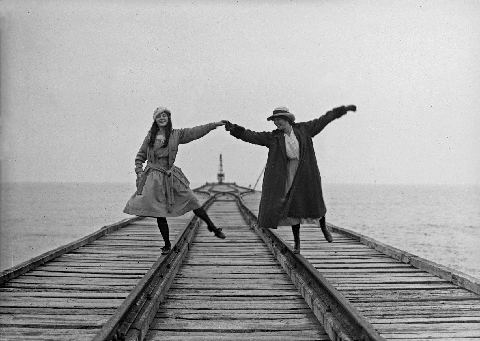 Sul pontile di Forte dei Marmi, nel 1917 (Archivio Alinari) 