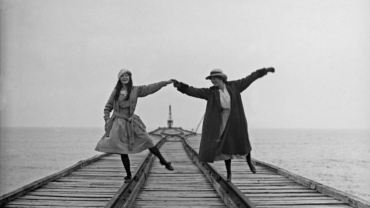 Sul pontile di Forte dei Marmi, nel 1917 (Archivio Alinari)
