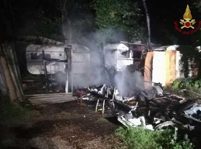 Rogo nella notte: a fuoco baracche e roulotte sul viale d'Annunzio