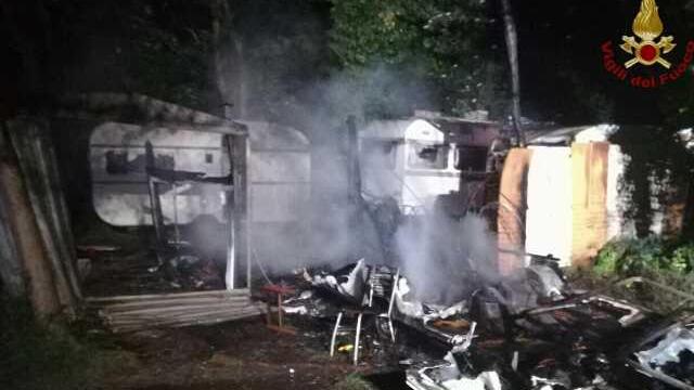 Rogo nella notte: a fuoco baracche e roulotte sul viale d'Annunzio