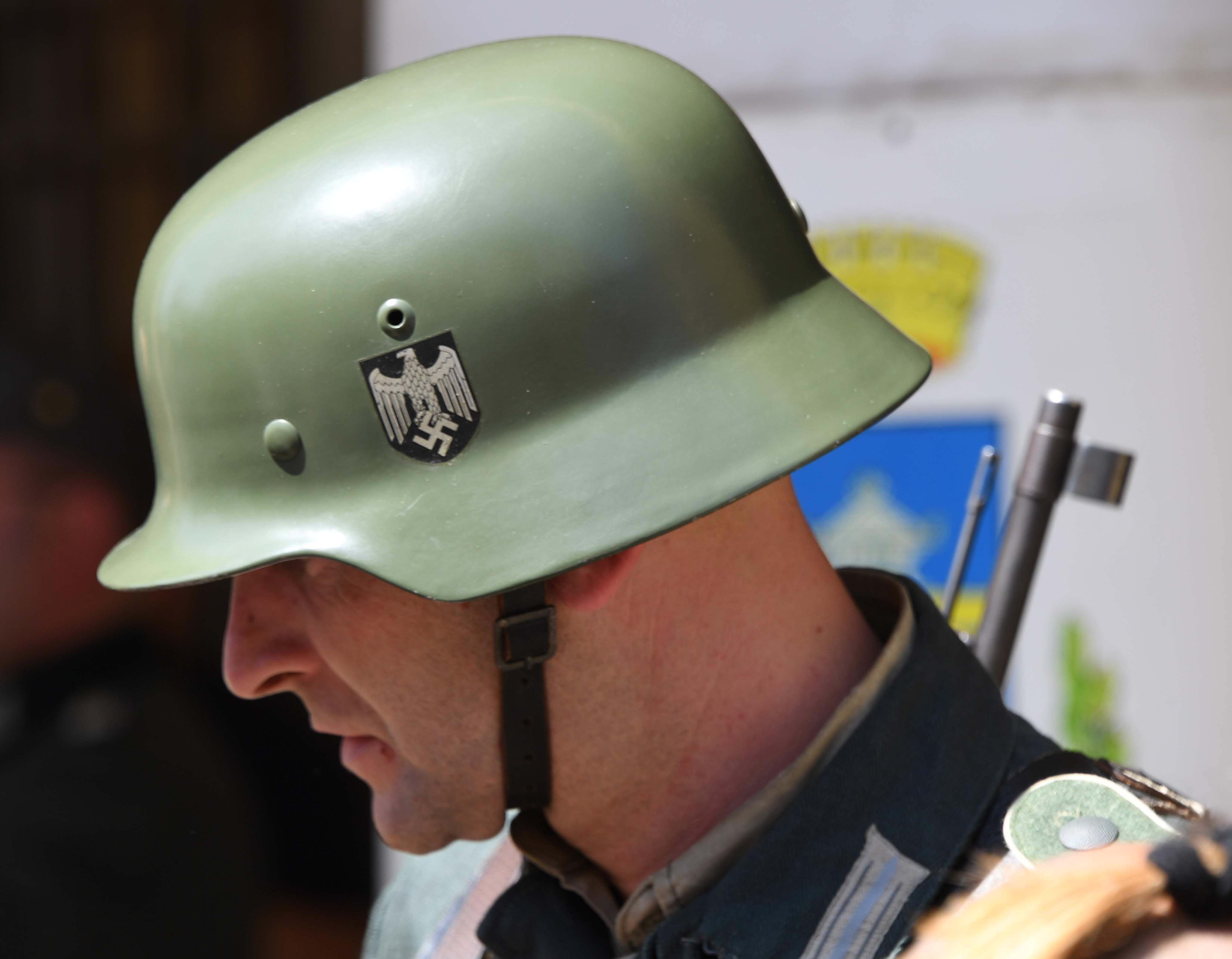 Un momento della nazi-parata a Cascina (foto Silvi)