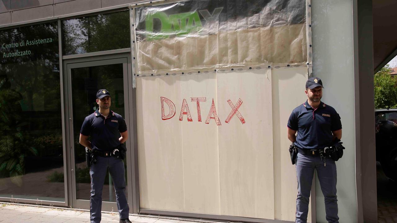 Reggio Emilia, ladri in fuga nel Crostolo dopo la spaccata al rivenditore Apple: arrestato un marocchino
