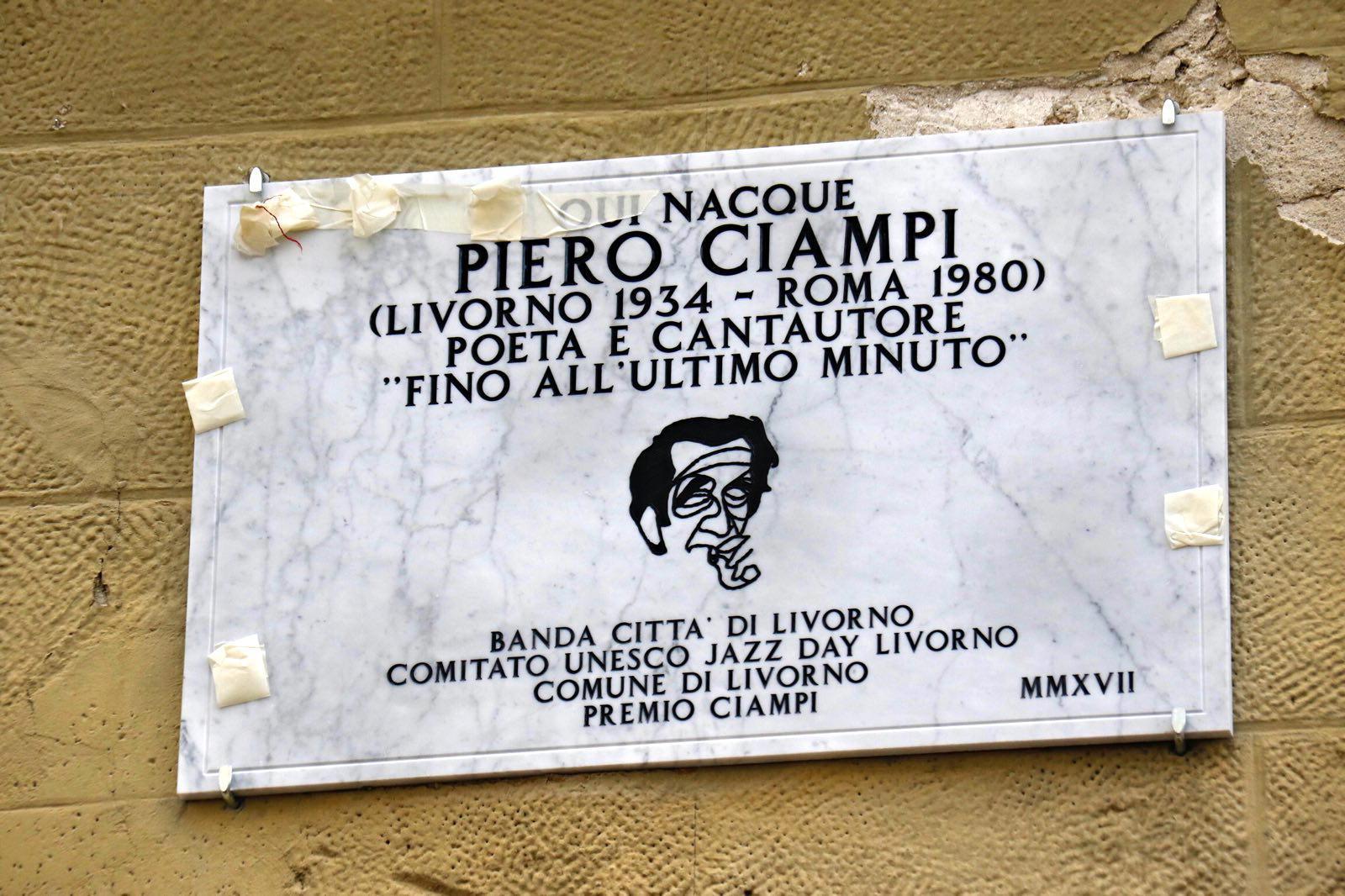 Piero Ciampi, scoperta la targa alla sua casa natale di via Roma