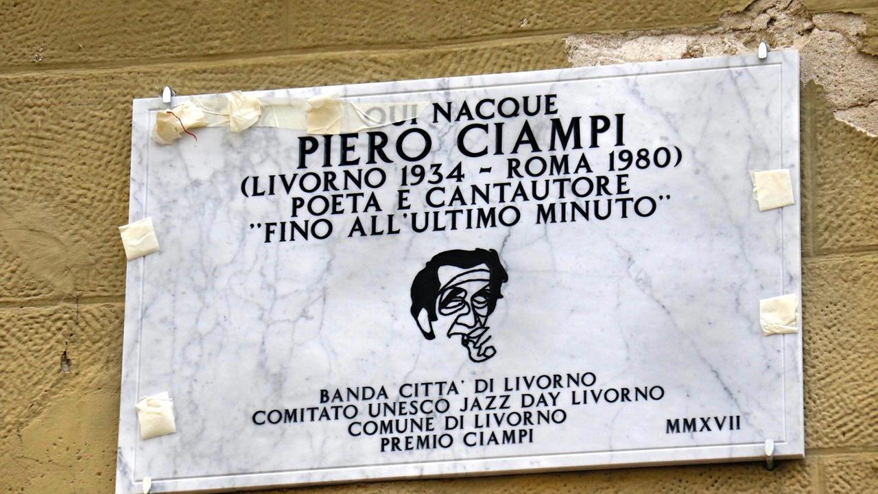 Piero Ciampi, scoperta la targa alla sua casa natale di via Roma