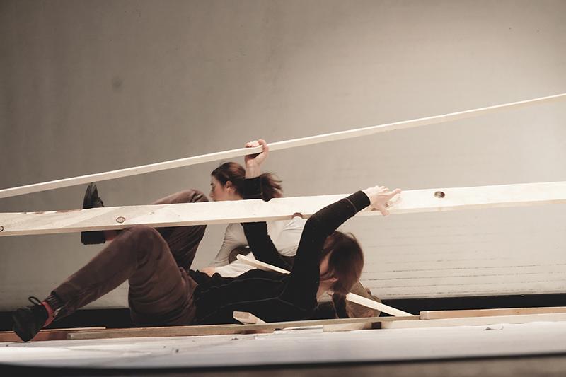 Lo spettacolo Fire Of Unknown Origin di Monica Gentile e Marcela Giesche