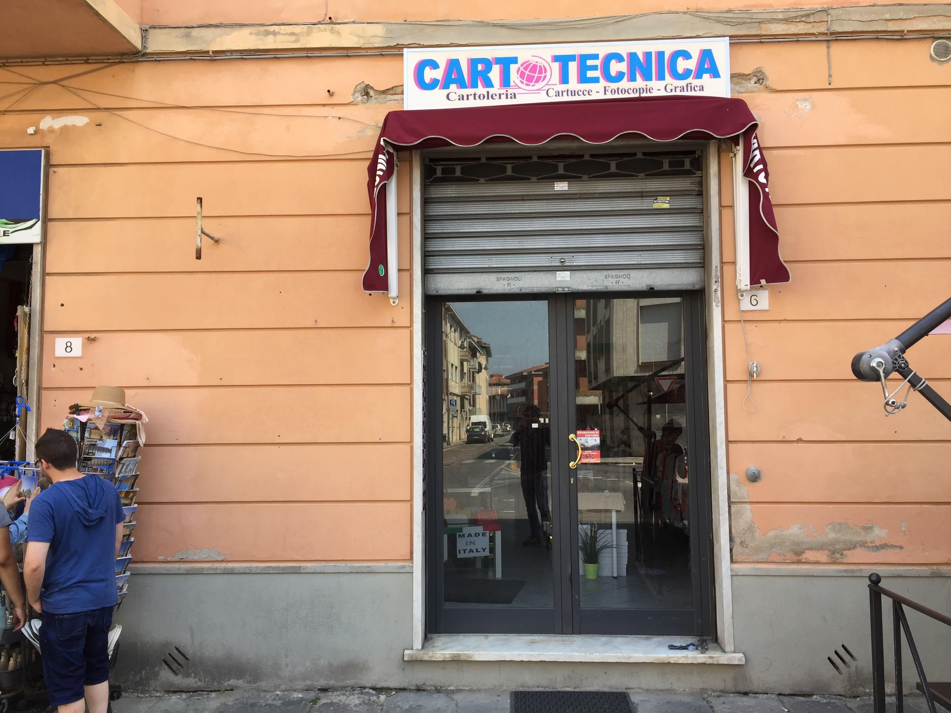 La sartoria cinese (con ancora la vecchia insegna) di via Roma